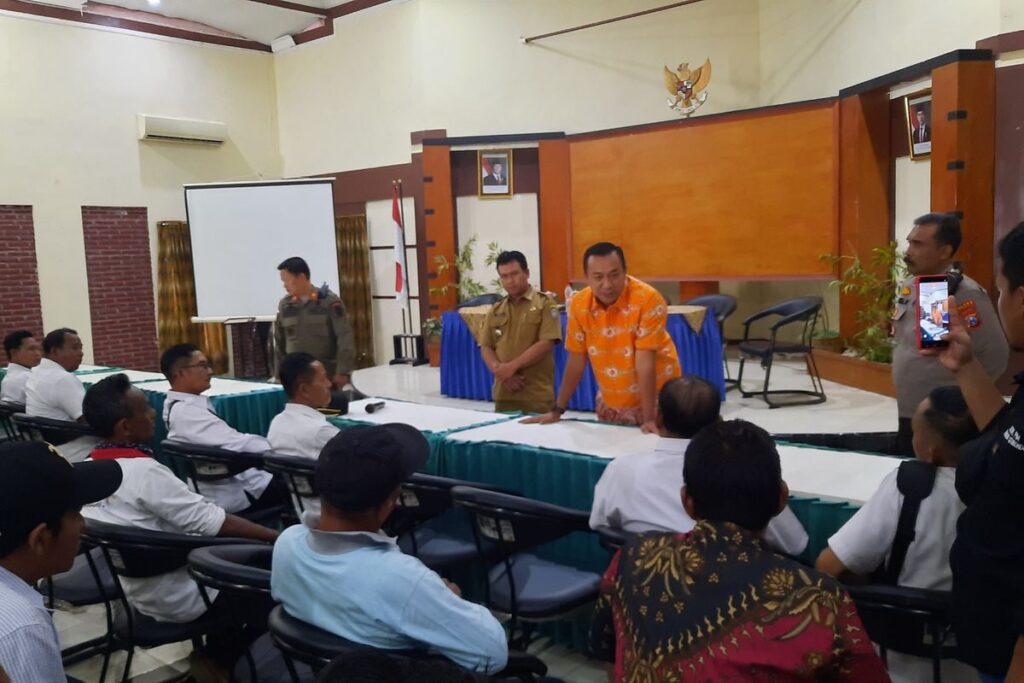 Respon Bupati Situbondo Terkait Pegawai Pasir Putih Blokade Jalan Pantura