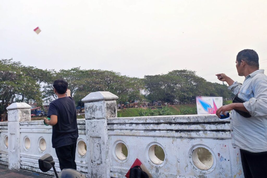Pulang Kerja Main Layangan di BKT, Ridwan Cuma Bawa Benang di Tas