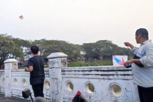 Pulang Kerja Main Layangan di BKT, Ridwan Cuma Bawa Benang di Tas