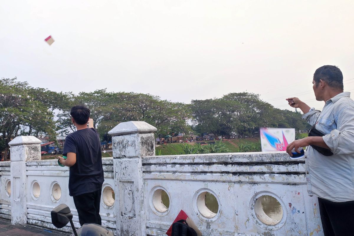 Pulang Kerja Main Layangan di BKT, Ridwan Cuma Bawa Benang di Tas