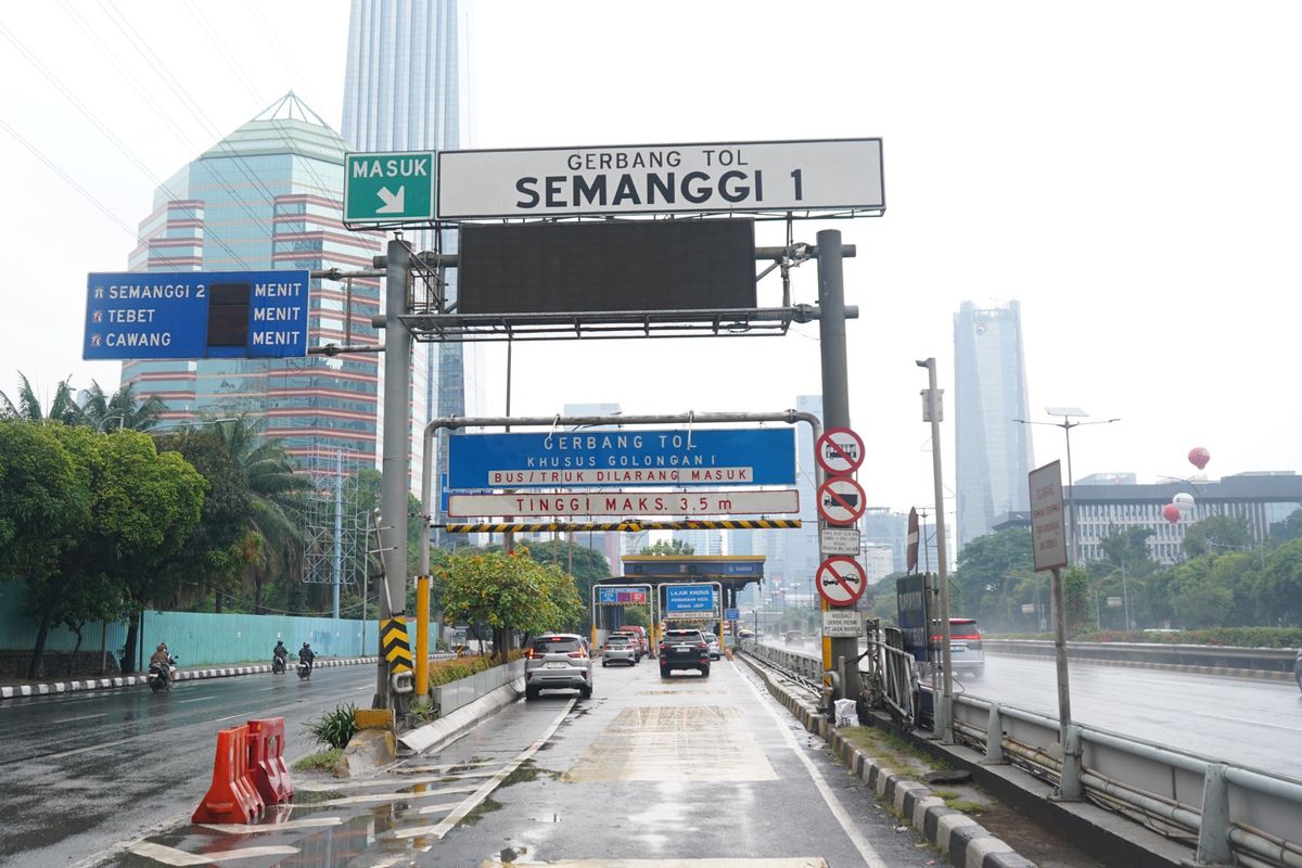 Jalan Gatot Subroto Macet Total Karena Gerbang Tol Ditutup, Pilih Jalur Lain