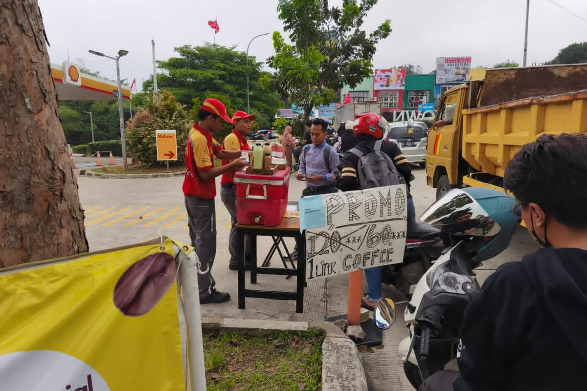 Kala Pegawai SPBU Swasta Banting Setir Jualan Kopi dan Donat Usai Stok BBM Kosong