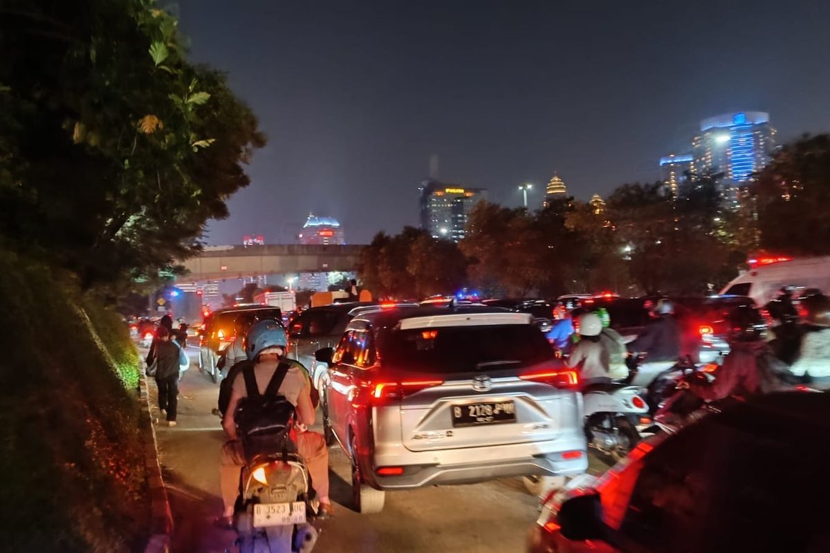 Macet Parah di Jakarta Saat Tol Terbakar, Gatot Subroto Jadi Titik Krisis